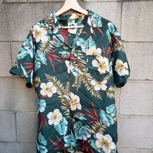 Hilo Hattie Hawaiian floral shirt